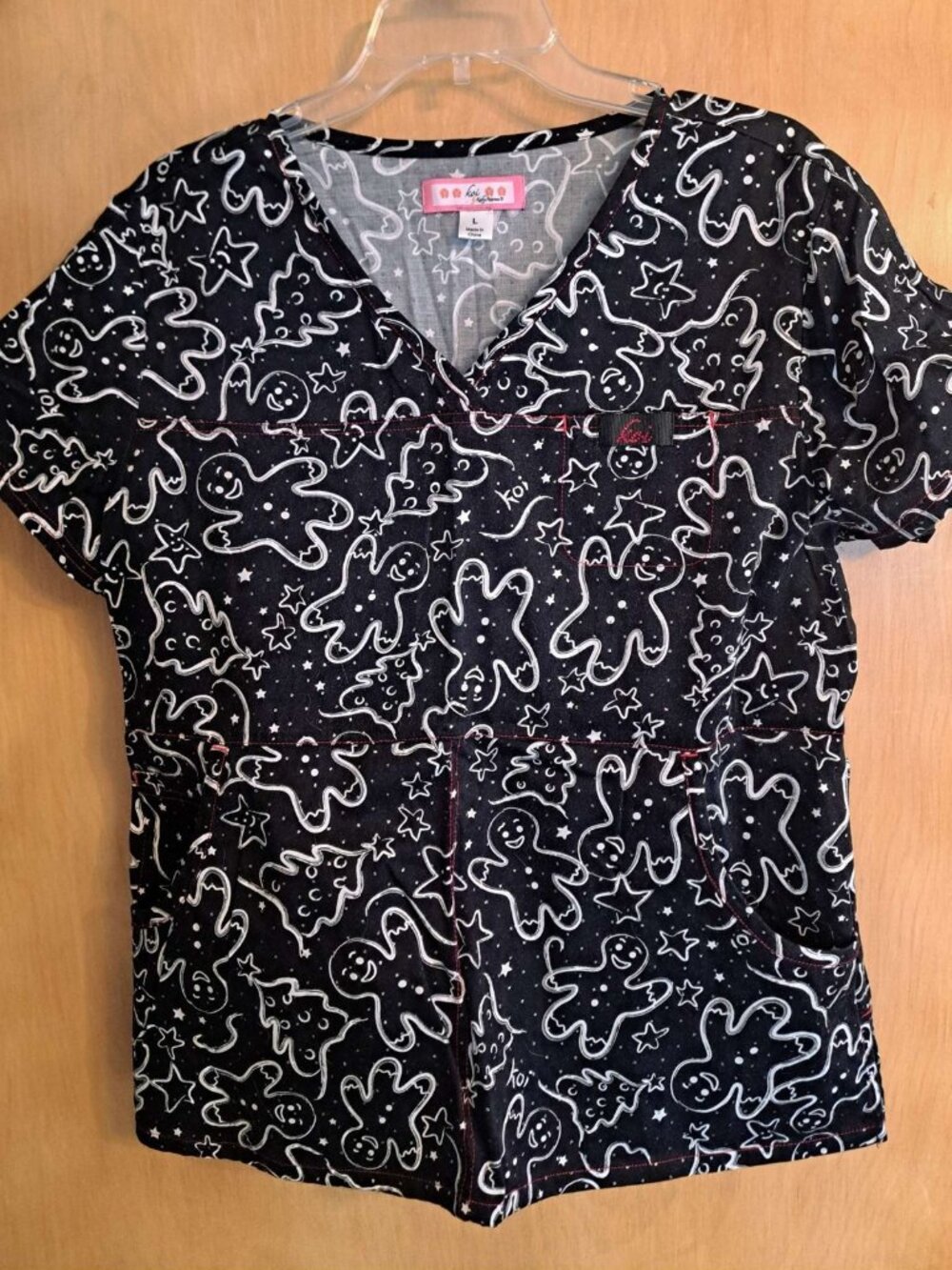 Koi Holiday Christmas Scrub Top Gingerbread Men V-Neck Pocket Black White Large